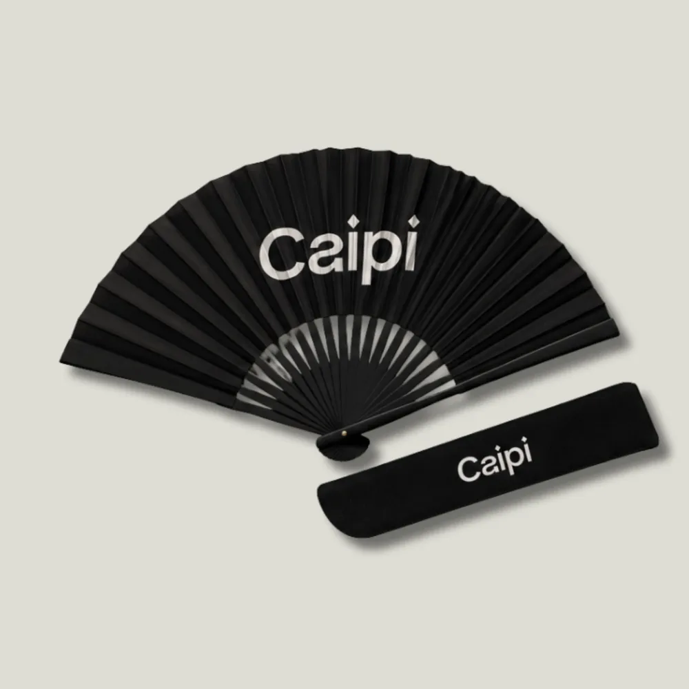 Abanico negro personalizado con logo y bolsita a juego (imagen ilustrativa)