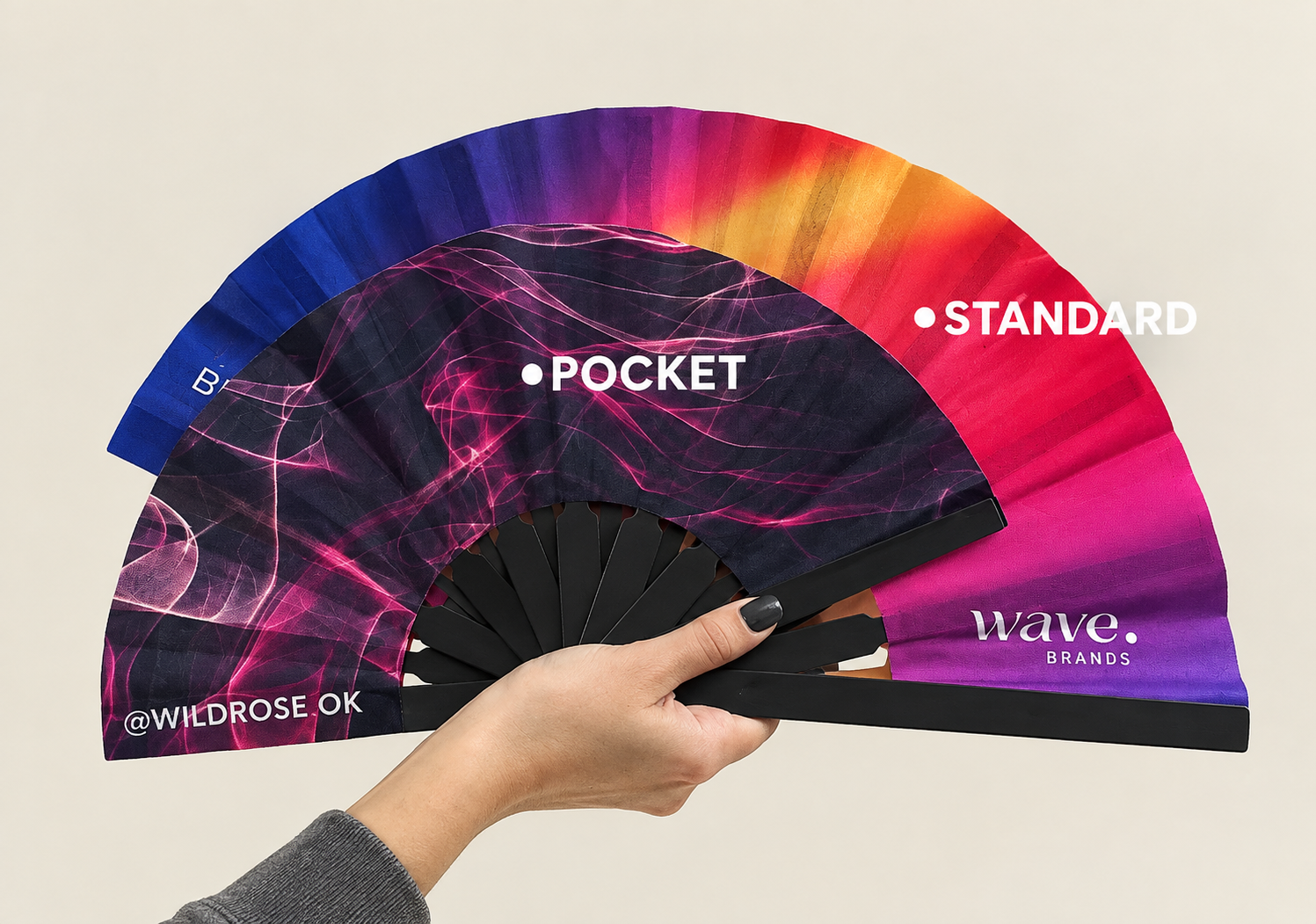 Abanico personalizado FINEART sostenido en la mano, mostrando el degradé de color en tamaño real