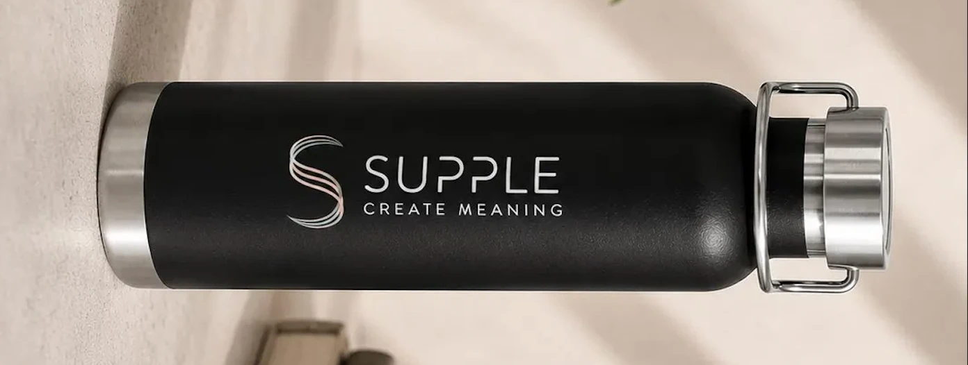 Botella personalizada con el logo de la marca Supple, pedido real de FINEART