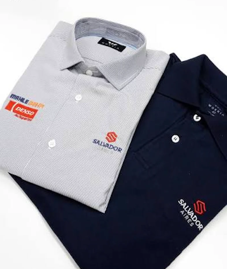 Chomba y camisa personalizadas bordadas con el logo de Salvador Aires, pedido real de FINEART
