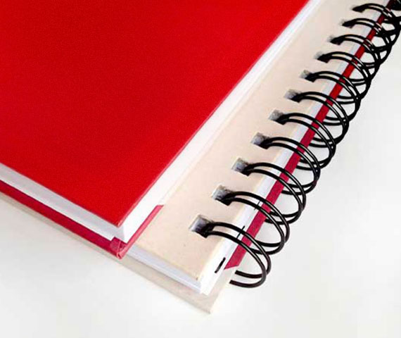 Detalle del anillado metálico de un cuaderno personalizado FINEART