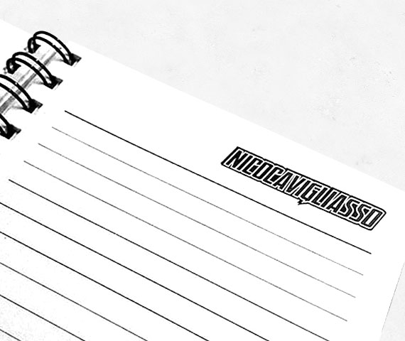 Interior personalizado en blanco y negro de un cuaderno anillado FINEART, con logo de marca