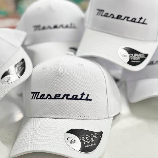 Gorras personalizadas bordadas con el logo de Maserati, pedido real de FINEART