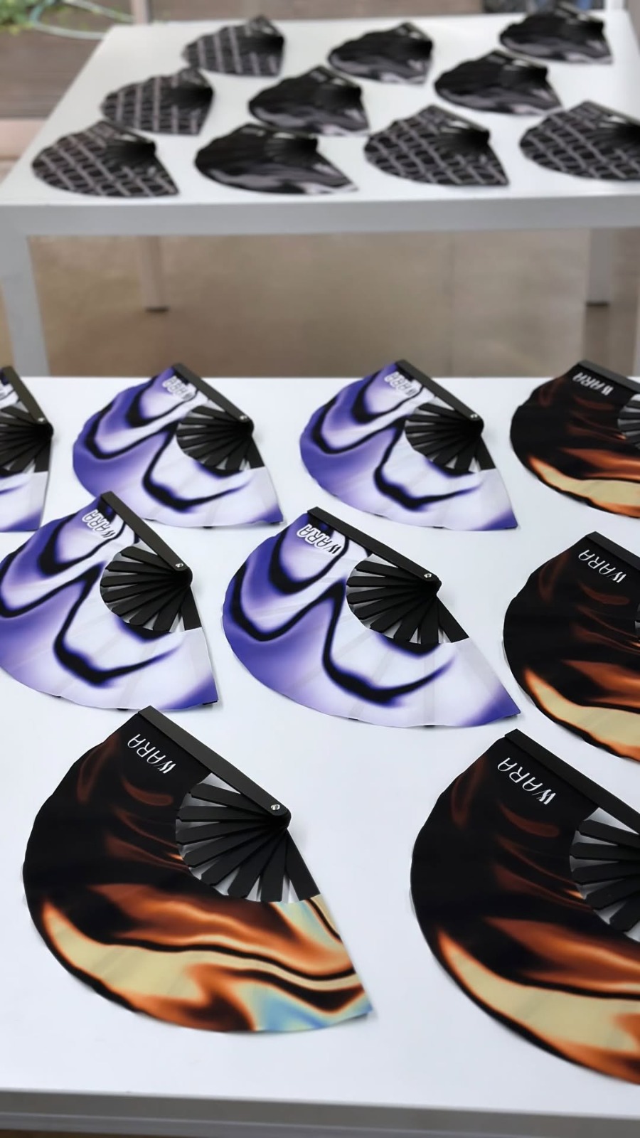 Mesa con abanicos personalizados FINEART de la marca Wara en producción, en distintos colores
