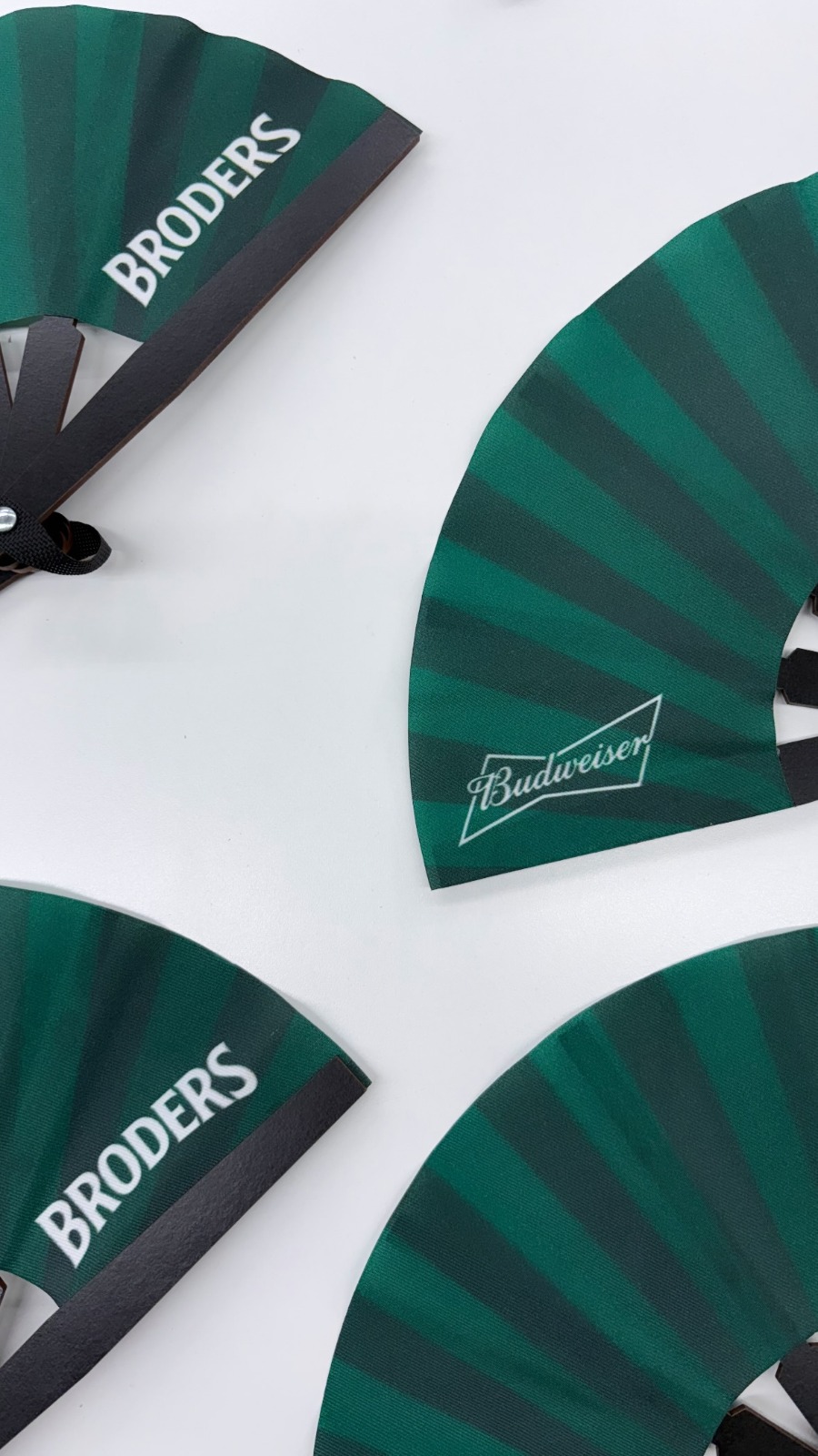Abanicos personalizados en verde a rayas para Broders y Budweiser, entregados en stands y acreditaciones
