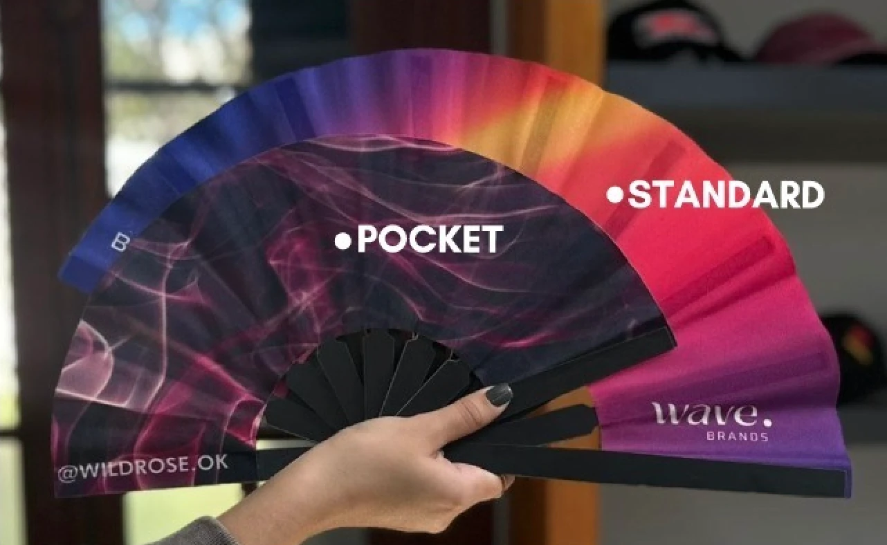 Abanico personalizado FINEART sostenido en la mano, mostrando el degradé de color en tamaño real