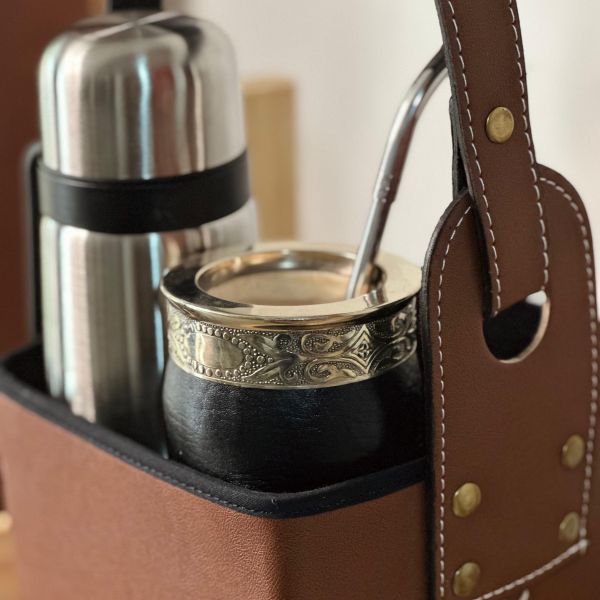 Set de mate y termo personalizados, con cuero marrón y detalles metálicos grabados